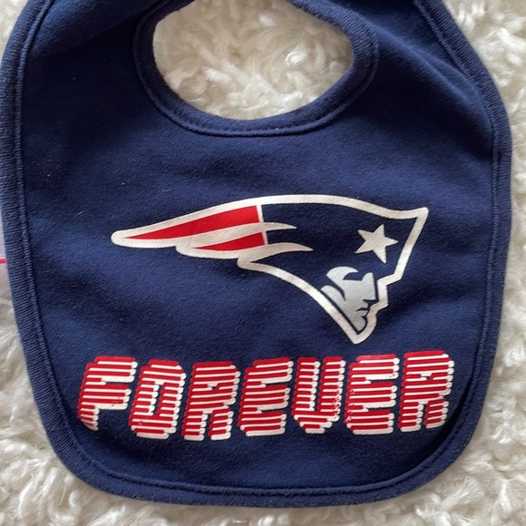 Patriots onesie, hat and bib. Official NFL team apparel. Size 0-3 months. - Picture 2 of 3